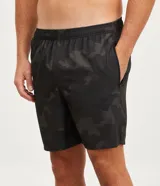 Bermuda deportiva de poliéster con estampado camuflado en tonos oscuros (negro/gris). Presenta cintura elástica con cordón de ajuste y bolsillos laterales con cierre.