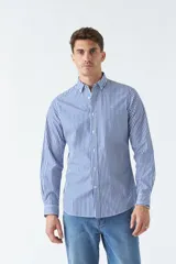 Camisa de hombre a rayas verticales azules y blancas, corte slim fit, con logo bordado en el pecho.