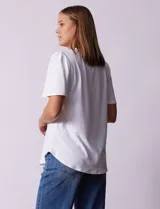 Blusa blanca de tejido piqué, marca Ruby Rd. Cuello a la base y escote en V. Manga corta amplia.