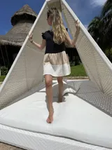 Vestido corto de playa con bloques de color amarillo, gris y blanco, con mangas cortas con volados.