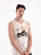 Musculosa sin mangas color blanco hueso con estampa frontal de una motocicleta estilo chopper y el número "86" en tonos ocre. Incluye texto con frases motivacionales.