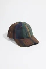 Gorra de béisbol con diseño patchwork de cuadros en tonos marrones, verdes y azules. Presenta el logo de la marca bordado en el frente y visera curva.