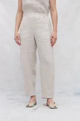 Mono color mostaza de lino, con breteles anchos en color blanco y corte holgado.