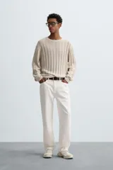 Jersey de hombre de corte relajado, tejido en lino con textura acanalada vertical. Presenta cuello redondo y manga larga con acabados en rib.