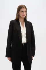 Blazer de viscosa color negro con cuello smoking y bolsillos laterales.