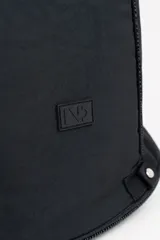 Bolso tipo tote negro con asas de hombro resistentes, cierre superior y un amplio bolsillo frontal con cierre.