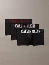Pack de tres bóxers trunk negros de microfibra con cinturilla elástica con el logo de Calvin Klein en diferentes colores: rojo, rosa y blanco.