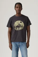 Remera negra de algodón de Levi's con cuello redondo y mangas cortas. Estampado frontal con un jinete a caballo en el desierto y el logo de la marca.