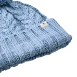Gorro de lana Rip Curl Classic Reg Pom Pom Beanie, color celeste con detalles en blanco y pompón en la parte superior.