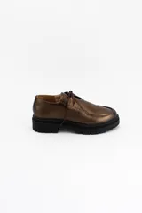 Zapatos tipo wallabee de cuero metalizado en tono peltre, con cordones negros y suela track de goma negra con plataforma.