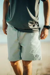 Bermuda verde con cordón ajustable en la cintura y logo estampado en la pierna.