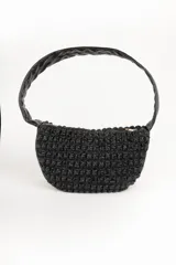 Cartera tipo riñonera negra con textura tejida y cierre superior con cremallera.