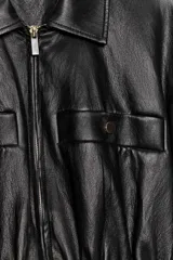 Chaqueta de efecto piel con cuello solapa, manga larga y cierre frontal con cremallera. Presenta cintura elástica que entalla la silueta y bolsillos decorativos en el frente.