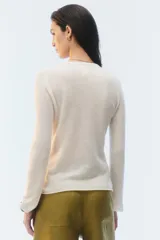 Sweater de tejido de punto color tostado, con calce al cuerpo, mangas largas y escote redondo.