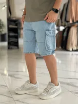 Bermuda cargo de jean color beige, con bolsillos laterales con solapa en las piernas y corte holgado.