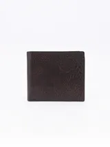 Billetera Tino marrón de diseño clásico plegable, con textura simil cuero y costuras pespunteadas en tono contrastante.