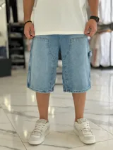 Bermuda de jean estilo carpintero, color celeste, con bolsillos laterales amplios, presilla para herramientas y diseño amplio de corte oversize.