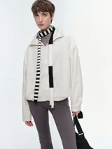 Campera de tela fleece doble, color negro, con cierre frontal completo, cuello alto y bolsillos laterales. Presenta puños y bajo elastizados para un ajuste cómodo.