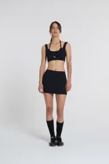 Minifalda negra de compresión media, confeccionada en tejido Activelu.