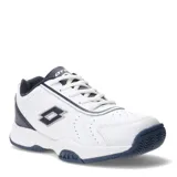 Championes Lotto de tenis para mujer, confeccionados en cuero sintético blanco con detalles en azul marino. Presentan perforaciones laterales para ventilación, cierre con cordones y suela de goma resistente con diseño texturizado.