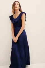 Vestido largo color azul marino de poliéster, con escote redondo adornado con volados fruncidos que se extienden sobre los hombros, y cordón ajustable en la cintura.
