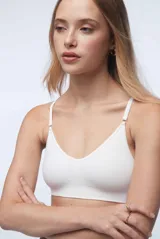 Sostén tipo bralette color beige, de tela acanalada, con breteles ajustables, doble tela y espalda con broche de tres medidas. Sin relleno ni aro.