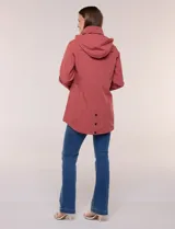 Campera impermeable Gallery color azul marino, con capucha plegable, cierre frontal con solapa de botones a presión, bolsillos y cordón de ajuste en la cintura.