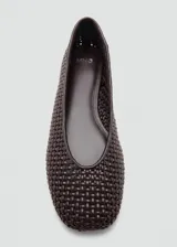 Zapato chatita de mujer modelo Cidia, en color marrón oscuro con diseño trenzado y punta redonda.