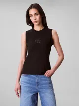Musculosa Calvin Klein de ajuste slim, confeccionada en punto de algodón. Presenta cuello redondo, sisas con ribete de canalé y el monograma de la marca estampado en el centro del pecho.