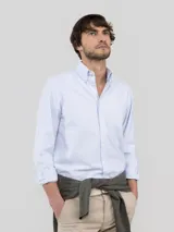 Camisa de hombre con diseño de rayas estilo Oxford, corte Regular Fit, cuello buttondown y cierre frontal con botones. Cuenta con mangas largas y logo bordado en el pecho.