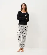 Conjunto de pijama compuesto por una remera negra de manga larga con cuello redondo en color rosa y estampa pequeña de Mickey Mouse, y un pantalón tipo jogger blanco con estampado de cuadrícula y figuras de Mickey Mouse.
