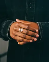 Anillo ajustable de plata 925 con diseño envolvente que presenta dos estrellas con acabado envejecido y pulido brillante.