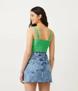 Top cropped de mujer color verde lima, estilo musculosa con escote cuadrado y tirantes. Presenta un lazo ajustable en el centro del busto y un fruncido delantero, con un recorte tipo corset en la parte inferior. La espalda es ajustada con látex.