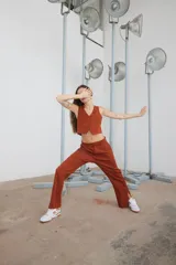 Pantalón de vestir color ladrillo, de corte recto con bolsillos laterales y tajo en el ruedo.