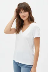 Remera blanca de algodón, de manga corta, con escote en V y calce holgado.