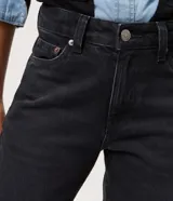 Pantalón de jeans premium azul oscuro de corte recto y cintura media, con bolsillos funcionales, trabillas para cinturón y costuras visibles a contratono. Confeccionado por Marfinno.
