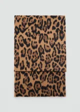 Bufanda rectangular con estampado animal print de leopardo en tonos marrones y negros.