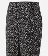 Pantalón carrot de crepé con estampado geométrico, bolsillos laterales y cintura elastizada en la espalda.