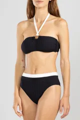 Bombacha de bikini tiro alto confeccionada en tejido acanalado negro con cintura blanca en contraste.