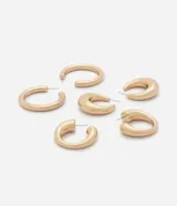 Kit de aros argolla dorados de diseño tridimensional y tubular, con tres pares de diferentes espesores y formas.