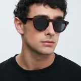 Gafas de sol redondas unisex, con montura carey y lentes polarizadas negras.