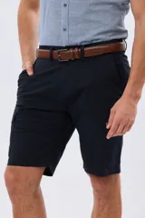 Bermuda cargo de gabardina en color gris oscuro, corte recto, con bolsillos laterales con solapa y cierre de botones y cremallera.