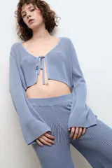 Cardigan celeste de tejido de punto con escote en V y lazo de ajuste frontal.