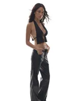 Top negro con escote halter y espalda descubierta.