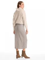 Falda midi de tejido con lurex, color beige, con pretina ancha elastizada y tajo en el ruedo trasero.