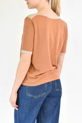 Remera color crudo de corte clásico.