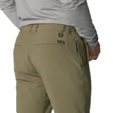 Pantalon de hombre Columbia modelo Landroamer, de corte recto y color verde oliva. Confeccionado con tecnología Omni-Shade para protección solar UPF 50 y Omni-Shield para repelencia al agua y manchas. Cuenta con rodillas articuladas, múltiples bolsillos funcionales y cintura con trabillas para cinturón.