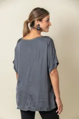 Blusa gris de seda viscosa con escote en V y mangas cortas.