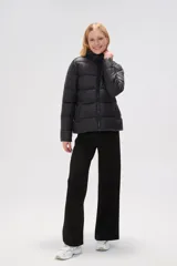 Campera puffer color verde oliva con capucha y cierre frontal con cremallera negra.