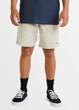Bermuda Billabong modelo Larry Cord, de color beige, confeccionada en corduroy. Presenta un diseño clásico con bolsillos y un pequeño logo bordado en la parte inferior de la pierna izquierda.